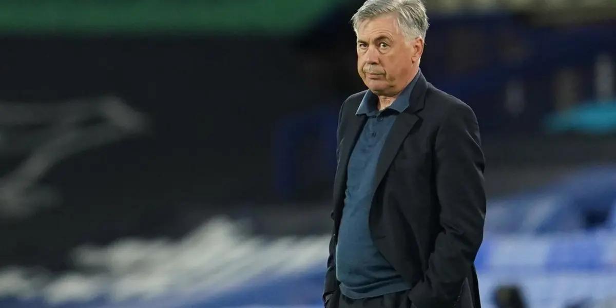 Ancelotti observando un partido