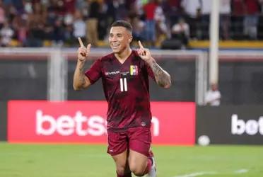 Darwin Machís festejando un gol con Venezuela 