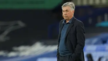 Ancelotti observando un partido