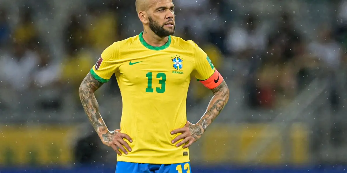 Dani Alves cuando era capitán de la Selección