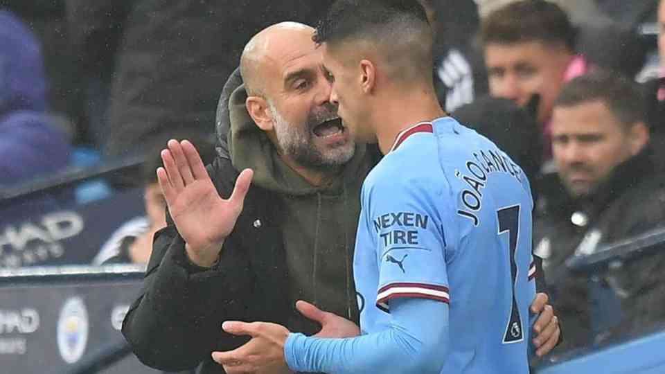 El lateral portugués sin chances en Manchester City, podría pasar al Barcelona