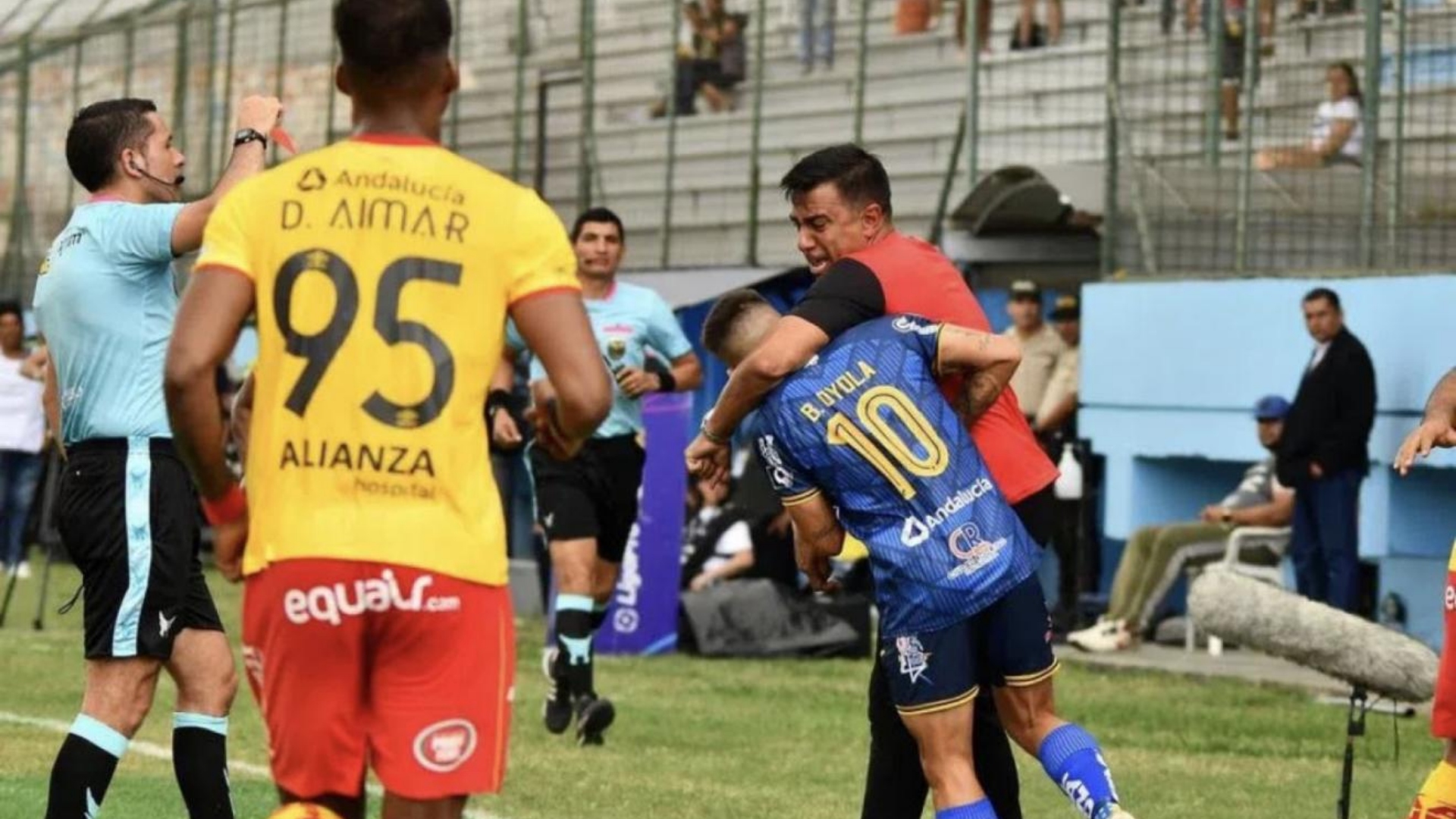 El momento de la agresión de Farías frente a Delfín