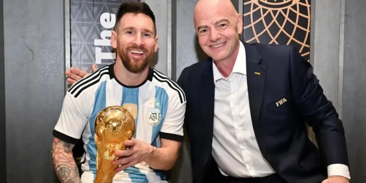 Messi con el presidente de la FIFA