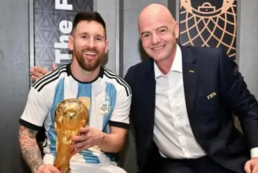 Messi con el presidente de la FIFA