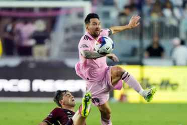 Messi intentando dominar el balón