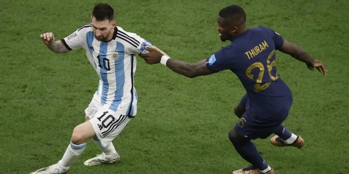 Thuram marcando a Messi en la final